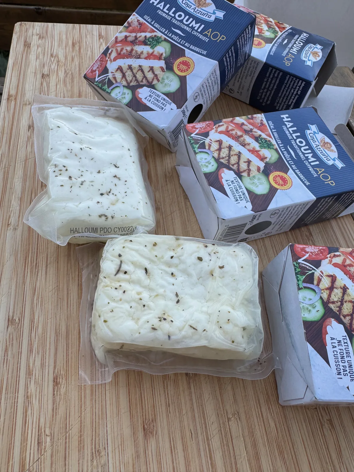 Bloc de halloumi AOP sous vide avec son marquage PDO visible