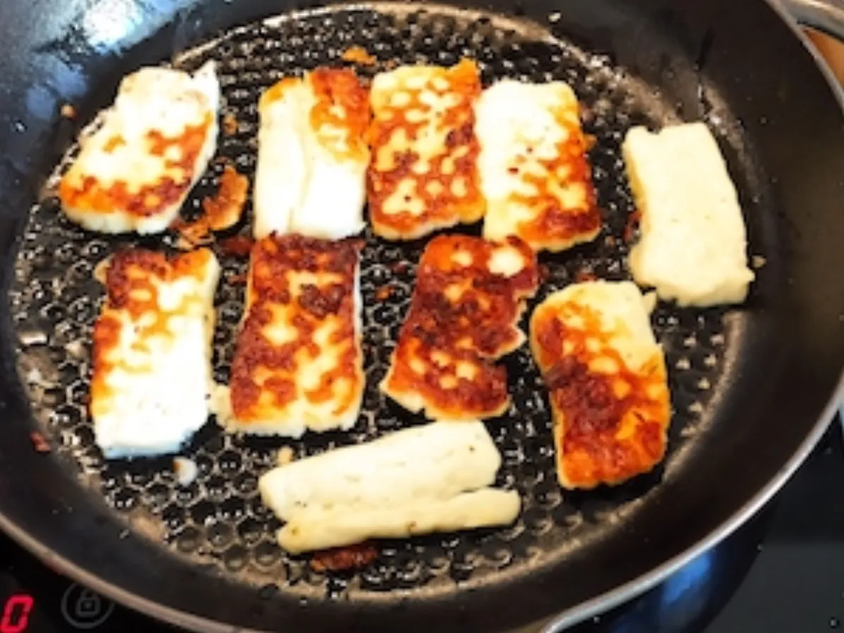 Baguette au halloumi grillé, légumes croquants et sauce yaourt