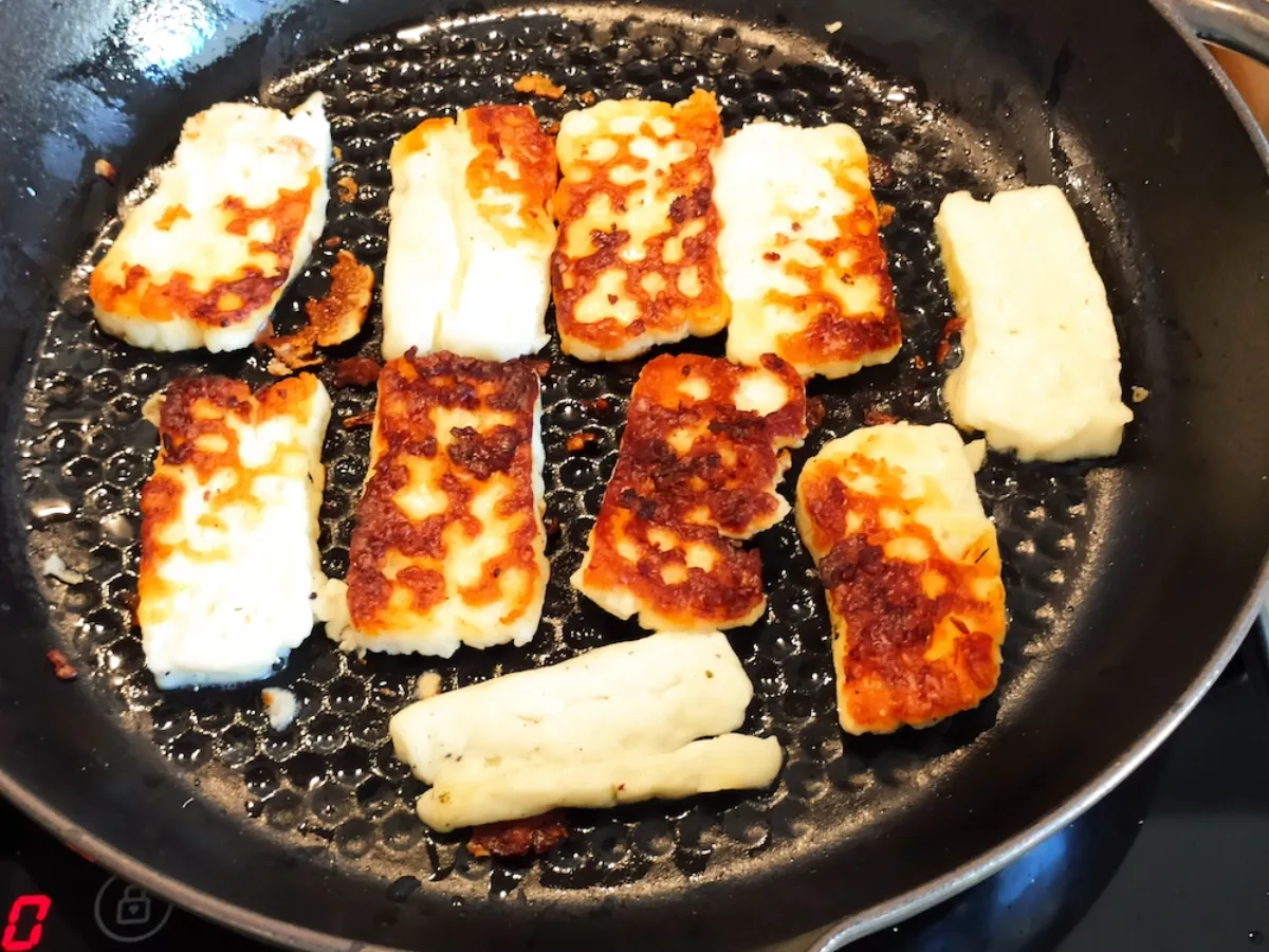 Quelles boissons servir avec du halloumi ? Guide complet des accords parfaits